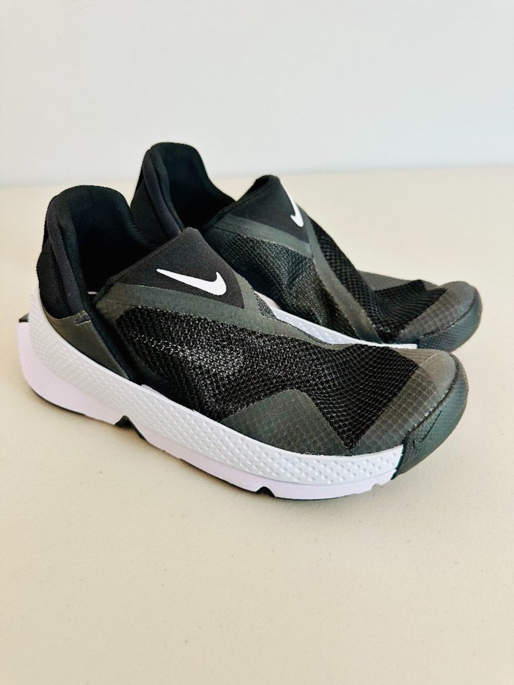 NEW NIKE GO FLYEASE BLACK AND WHITE EASY ON/OFF SHOES DR5540-002 SIZE 8